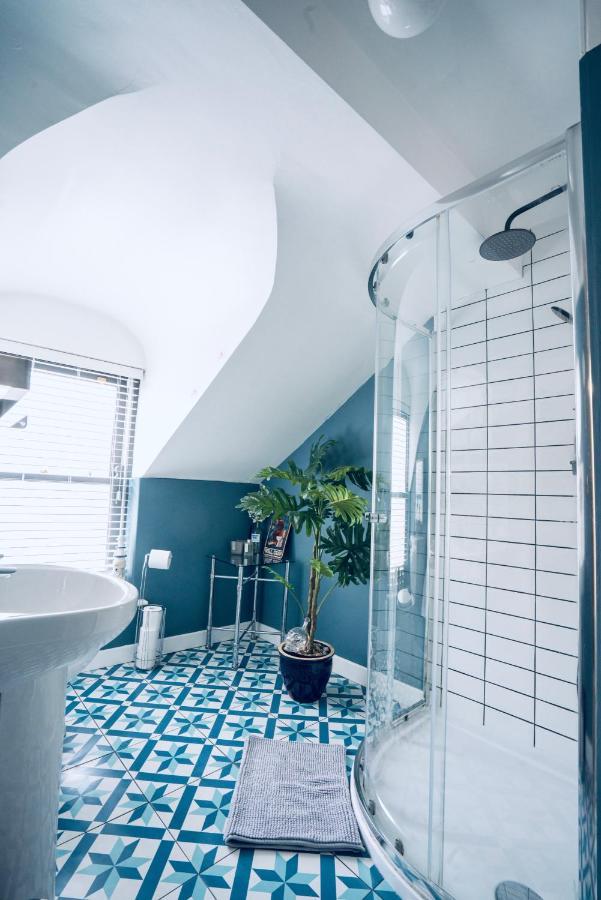 Modern Penthouse Apartment In Cobh Town Bagian luar foto